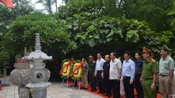 Bộ trưởng Trương Minh Tuấn và đoàn dâng hương tại Hang Tám Cô