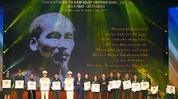 Thủ tướng Nguyễn Xuân Phúc tặng quà cho các đại biểu người có công. - Ảnh: VGP/Quang Hiếu