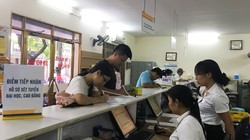 Bưu điện chấp nhận và gửi hồ sơ xét tuyển của thí sinh tới các trường ĐH, CĐ, TC theo yêu cầu của thí sinh, đồng thời thanh toán tiền lệ phí xét tuyển của trường được thu qua Bưu điện. Ảnh: VNPost.