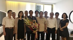 Bộ trưởng Bộ Thông tin và Truyền thông Trương Minh Tuấn thăm và tặng hoa đồng chí Nguyễn Hồng Vinh nhân kỷ niệm 87 năm Ngày truyền thống ngành Tuyên giáo của Đảng.