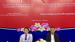 Thứ trưởng Bộ TT&TT Việt Nam Hoàng Vĩnh Bảo và Thứ trưởng Bộ Thông tin - Văn hoá và Du lịch Lào tham dự và phát biểu tại lễ khai giảng