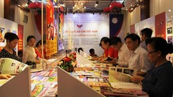 Công chúng Việt, Lào xem các ấn phẩm trưng bày tại một triển lãm báo chí được tổ chức gần đây. Ảnh minh hoạ: Báo Nhân dân.