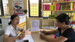 Chị Nguyễn Thị Minh Hòa (áo đen), cụm 4, xã Phụng Thượng, tỏ vẻ nuối tiếc giá như mua bảo hiểm y tế sớm hơn khoảng 1 tháng thì đã có thể tiết kiệm được 80.000 đồng.