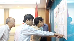 Thành viên Hội đồng duyệt mẫu tem bưu chính "Chào mừng Năm APEC Việt Nam 2017" say mê thảo luận để lựa chọn ra mẫu tem phù hợp với chủ đề và nội dung của Năm APEC Việt Nam 2017. Ảnh: Thảo Anh