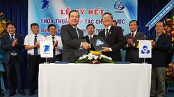 Tổng Giám đốc Tập đoàn Phạm Đức Long (bên trái) và GS.TS. Vũ Đình Thành  Hiệu trưởng Trường Đại học Bách khoa Tp HCM ký kết thỏa thuận hợp tác toàn diện giữa hai bên. Ảnh: T.Q