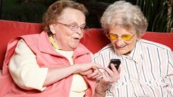 Hình ảnh cụ già dùng smartphone với ngón tay qua lại rất sành điệu đã không còn xa lạ với giới trẻ. Ảnh minh hoạ: Pumpic.