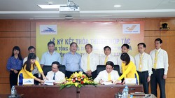 Theo nội dung ký kết, trong lĩnh vực vận tải VNPost ưu tiên sử dụng dịch vụ vận tải đường sắt của VNR trong vận chuyển các sản phẩm hàng hóa, bưu kiện… của mình. Ảnh: M.Đ