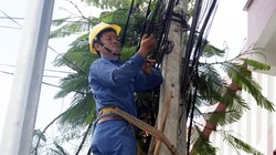 Nhân viên VNPT VinaPhone kiểm tra thiết bị nhằm đảm bảo liên lạc thông suốt. Ảnh: M.H.