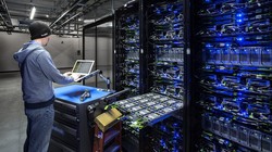 Việc xây dựng các trung tâm lưu trữ dữ liệu mới, vốn là một trong những yếu tố rất quan trọng để các dịch vụ phát triển. Ảnh: Zing