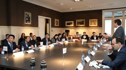 Phó Thủ tướng Vương Đình Huệ làm việc với lãnh đạo công ty Rent A Port. Ảnh: NG