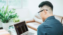 Nhân viên VNPT đang hỗ trợ người dân lắp đặt đầu thu DVB-T2. Ảnh: VNPT