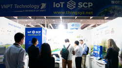 Gian trưng bày giải pháp của VNPT Technology thu hút nhiều sự chú ý của đối tác và khách mời quốc tế tại sự kiện. Ảnh: Phương Hà.