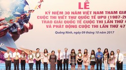 Ban Tổ chức trao hoa biểu dương thành tích xuất sắc của các bạn đạt giải UPU trong 30 năm qua. Ảnh: Thảo Anh.