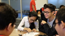 Sinh viên tham gia một lớp học thử về công nghệ. Ảnh: Kiều Trang.