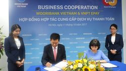 Lãnh đạo VNPT EPAY và Woori Việt Nam chính thức ký kết hợp đồng hợp tác. Ảnh: VNPT ePay.