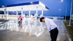 Ông Hiroaki Honjo, tổng giám đốc Công ty TNHH xăng dầu Idemitsu Q8, cúi chào khách mỗi khi khách đến đổ xăng và ra về - Ảnh: TRẦN CÔNG ĐẠT