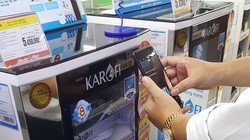 Người tiêu dùng kiểm tra máy lọc nước chính hãng bằng ứng dụng quét mã. Ảnh: MH