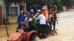 Tại Thanh Hóa, người dân dùng xe công nông để vận chuyển người và phương tiện qua đoạn ngập. Ảnh: L.H/ VnE