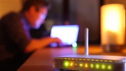 Cẩn thận bị nghe lén, đánh cắp tài khoản ngân hàng từ thiết bị WiFi. Ảnh minh hoạ: AFP