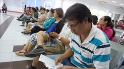 Nhiều hành khách có được tấm vé tàu Tết 2018. Ảnh: M.Q/Lao động