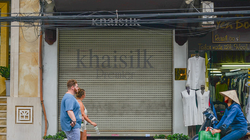 Cửa hàng lụa Khaisilk tại số 113 Hàng Gai đóng cửa sớm ngày 26/10. Ảnh: Vietnamnet