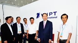 :  Chủ tịch nước Trần Đại Quang và Phó Thủ tướng Phạm Bình Minh đến thăm booth điều hành kỹ thuật của VNPT tại Trung tâm Báo chí quốc tế APEC 2017.