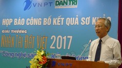 Ông Nguyễn Long, Tổng thư ký Hội Tin học Việt Nam, Chủ tịch Hội đồng Sơ khảo đánh giá về các sản phẩm lọt vào Chung khảo Nhân tài Đất Việt 2017. Ảnh: Dân Trí.