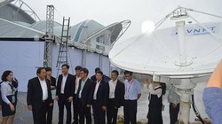 Bộ trưởng Bộ TT&TT Trương Minh Tuấn kiểm tra hệ thống thông tin vệ tinh của VNPT lắp đặt tại Trung tâm báo chí quốc tế APEC (Nguồn ảnh: VNPT)