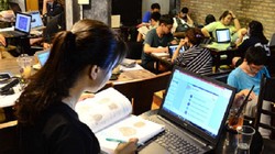 Theo Bộ Thông tin và Truyền thông, với tỷ lệ người dùng internet đạt 53% trên tổng số dân, Việt Nam đứng vị trí thứ 16 trong tốp 20 quốc gia có số người sử dụng Internet nhiều nhất tại châu Á. Ảnh minh hoạ: VIA