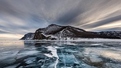 Mặt nước đóng băng trên hồ Baikal, Nga là một trong những khung cảnh hùng vĩ mà những người mê du lịch ước ao được tận mắt chứng kiến. Ảnh: BI.