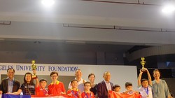 Đoàn đến từ trường Tiểu học Đức Trí, TP. Đà Nẵng trên bục vinh danh. Ảnh: Anh Ngọc.