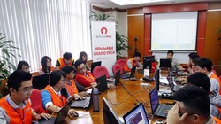 Đội Hỗ trợ kỹ thuật và Giám sát đồng hành cùng các đội thi trong Vòng chung kết WhiteHat Grand Prix 2015. Ảnh: BKAV