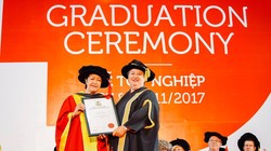 Bà Tôn Nữ Thị Ninh nhận bằng Tiến sĩ Danh dự Đại học RMIT. Ảnh: FB RMIT