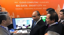 Thủ tướng Nguyễn Xuân Phúc trao đổi cùng Lãnh đạo Tập đoàn VNPT về dự án Smart city đã triển khai tại Phú quốc thông qua kết nối trực tuyến với Trung tâm điều hành (trên màn hình TV). Ảnh: Hà Phương