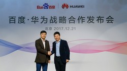 CEO của Nhóm Kinh doanh Tiêu dùng Huawei, Richard Yu(bên phải), và Chủ tịch kiêm CEO của Baidu, Robin Li (trái) công bố Thỏa thuận hợp tác chiến lược toàn diện. Ảnh: KL
