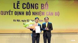 Chủ tịch HĐTV Phạm Anh Tuấn trao Quyết định bổ nhiệm Tổng giám đốc cho ông Chu Quang Hào. Ảnh: VNPost.