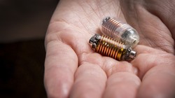 Ảnh cận cảnh thiết bị cảm biến có thể nuốt được. Ảnh: Peter Clarke (Đại học RMIT Úc).