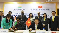 Bộ trưởng Bộ Thông tin và Truyền thông Việt Nam Trương Minh Tuấn và Thứ trưởng Bộ Truyền thông Ấn Độ
A.N.Nanda  thực hiện nghi thức ký phát hành bộ tem. Ảnh: Minh Đàm