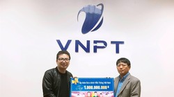 Phó Tổng Giám đốc VNPT Lương Mạnh Hoàng công bố số tiền tặng thưởng 1 tỷ đồng dành cho đội tuyển U23 Việt Nam trước sự chứng kiến của đại diện báo Dân trí.