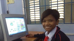 ​Bo Bo Nam thực hành lập trình Scratch trên chiếc máy tính cũ của trường. Ảnh: Nam Phương