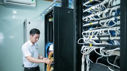 Hiện VinaPhone đã khẩn trương thực hiện các dự án mở rộng mạng và các kế hoạch đã xây dựng để nâng cấp, đấu nối tăng cường năng lực mạng phục vụ Tết Nguyên đán năm nay. Ảnh: Mai Hồng.