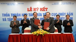 Ông Nguyễn Ngọc Oai - Quyền Tổng cục trưởng Tổng cục Thủy sản và ông Phạm Đức Long, Tổng giám đốc  Tập đoàn VNPT ký kết Thỏa thuận hợp tác giữa hai bên. Ảnh: Thúy Quỳnh.