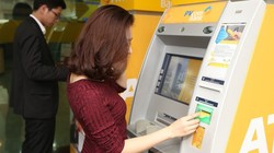 Khi giao dịch tại máy ATM cần quan sát kỹ máy ATM trước khi thực hiện giao dịch, đặc biệt tại các vị trí khe đọc thẻ, bàn phím, camera. Ảnh: PVCombank