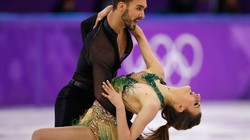 Gabriella Papadakis và bạn diễn Guillaume Cizeron tiếp tục phần thi dù áo bị tụt khiến cô bị lộ ngực. Ảnh: Mirror.