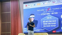 Anh Lê Hồng Minh giao lưu cùng với hàng trăm sinh viên ĐH Kinh tế trong buổi lễ phát động cuộc thi Tìm Kiếm CEO tương lai lần 8. Ảnh: P.Anh.