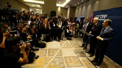 Một số bộ trưởng phát biểu với giới truyền thông trước lễ ký. Ảnh: Reuters