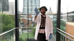 Các nhà nghiên cứu từ Đại học RMIT đã phát triển loại vật liệu cực mỏng mới phản ứng với hơi nóng và khí lạnh, mở đường cho “cửa sổ thông minh”. Ảnh: RMIT