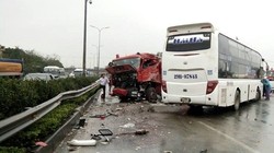 Sau cú đâm trực diện giữa xe cứu hỏa và xe khách trên cao tốc Pháp Vân - Cầu Giẽ đã khiến 9 người bị thương. 