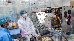 Các thành viên dự án MicroDragon giám sát vệ tinh trong quá trình vận hành kiểm thử. Ảnh: Trung tâm Vũ trụ Việt Nam