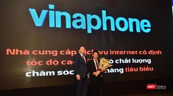 Ông Nguyễn Trường Giang- PTG VinaPhone nhận giải “Nhà cung cấp dịch vụ Internet cố định tốc độ cao có chất lượng chăm sóc khách hàng tiêu biểu”.